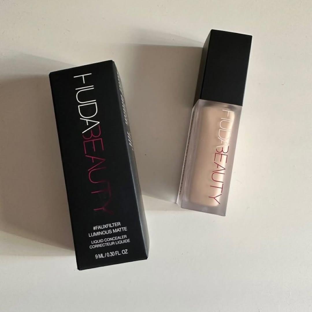 Huda Beauty high coverage light foundation