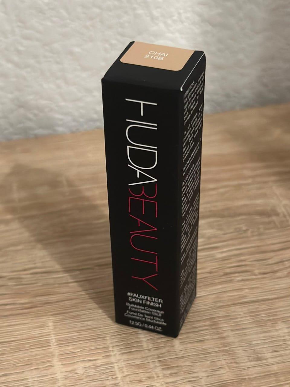 Huda Beauty high coverage light foundation